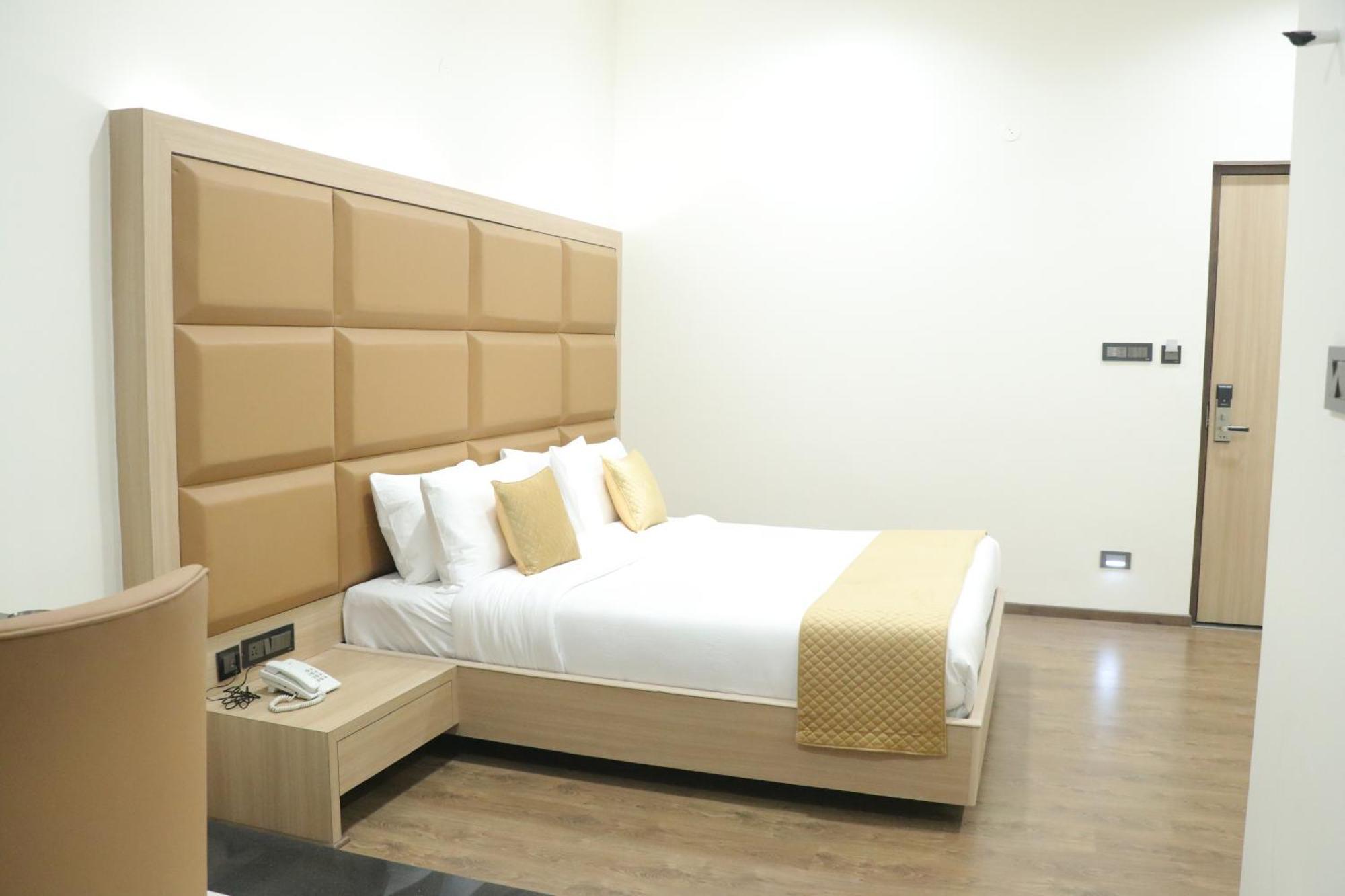 Hotel Pt Moolraj Residency Una  Exteriér fotografie